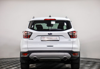 Подержанный автомобиль Ford Kuga 2017 года (6 фото)