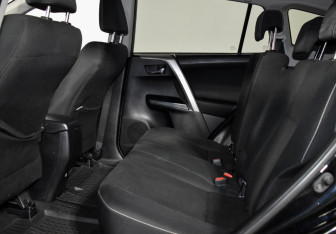 Подержанный автомобиль Toyota RAV4 2018 года (11 фото)