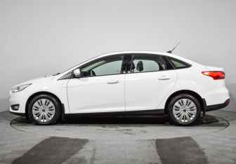Подержанный автомобиль Ford Focus Sedan 2017 года (8 фото)