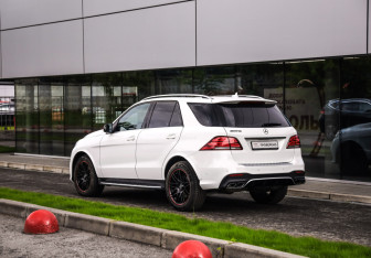Подержанный автомобиль Mercedes-Benz GLE 2016 года (8 фото)