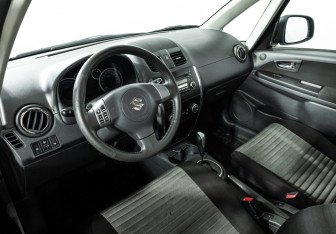 Подержанный автомобиль Suzuki SX4 Hatchback 2010 года (11 фото)