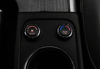 Подержанный автомобиль Nissan Pathfinder 2010 года (16 фото)