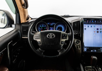 Подержанный автомобиль Toyota Land Cruiser Suv 2011 года (13 фото)