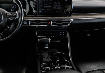Подержанный автомобиль Kia K5 2021 года (14 фото)