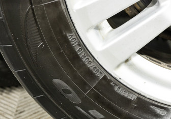 Подержанный автомобиль Toyota Land Cruiser Prado 2011 года (22 фото)