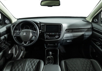 Подержанный автомобиль Mitsubishi Outlander 2022 года (13 фото)