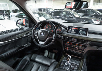 Подержанный автомобиль BMW X5 2015 года (15 фото)