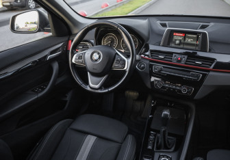 Подержанный автомобиль BMW X1 2017 года (10 фото)