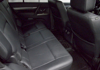 Подержанный автомобиль Mitsubishi Pajero 2015 года (13 фото)