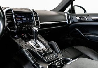 Подержанный автомобиль Porsche Cayenne 2015 года (20 фото)