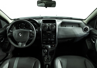 Подержанный автомобиль Renault Duster 2017 года (13 фото)