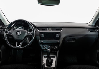 Подержанный автомобиль Skoda Octavia Liftback 2016 года (10 фото)