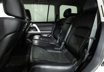 Подержанный автомобиль Toyota Land Cruiser Suv 2014 года (10 фото)