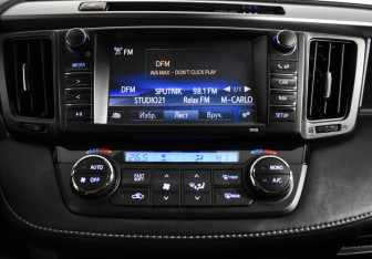 Подержанный автомобиль Toyota RAV4 2017 года (14 фото)