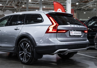 Подержанный автомобиль Volvo V90 Cross Country 2017 года (13 фото)