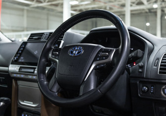 Подержанный автомобиль Toyota Land Cruiser Prado 2021 года (17 фото)