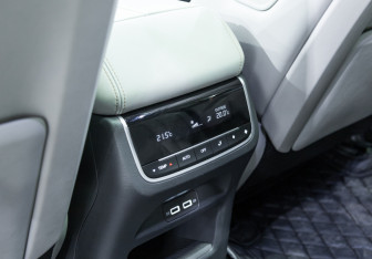 Подержанный автомобиль GAC GS8 2023 года (18 фото)