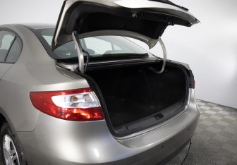 Подержанный автомобиль Renault Fluence 2012 года (21 фото)