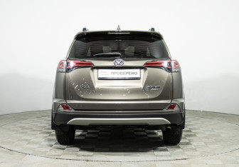 Подержанный автомобиль Toyota RAV4 2018 года (6 фото)