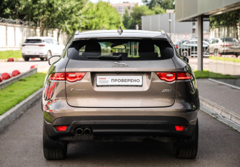 Подержанный автомобиль Jaguar F-Pace 2017 года (7 фото)