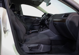 Подержанный автомобиль Volkswagen Jetta Sedan 2015 года (15 фото)