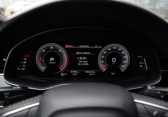 Подержанный автомобиль Audi Q8 2019 года (13 фото)