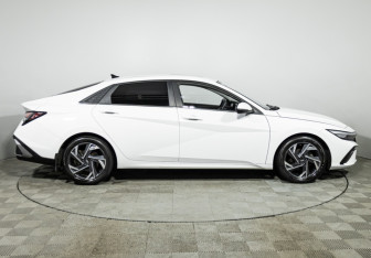 Подержанный автомобиль Hyundai Elantra Sedan 2023 года (4 фото)