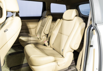 Подержанный автомобиль Kia Carnival 2020 года (10 фото)