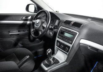 Подержанный автомобиль Skoda Octavia Liftback 2011 года (13 фото)