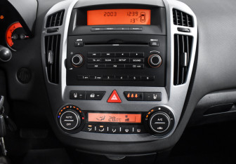 Подержанный автомобиль Kia Ceed Hatchback 2008 года (16 фото)