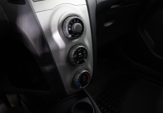 Подержанный автомобиль Toyota Yaris Hatchback 2007 года (13 фото)