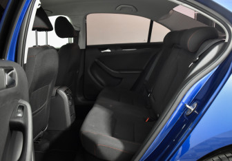 Подержанный автомобиль Volkswagen Jetta Sedan 2018 года (12 фото)