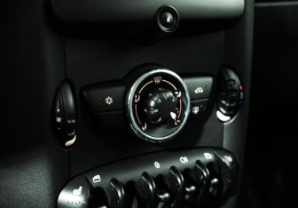 Подержанный автомобиль MINI Hatch 2011 года (15 фото)