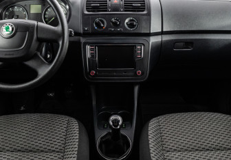 Подержанный автомобиль Skoda Fabia Hatchback 2012 года (13 фото)