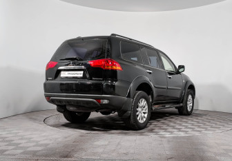 Подержанный автомобиль Mitsubishi Pajero Sport 2012 года (5 фото)