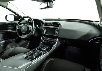 Подержанный автомобиль Jaguar XE 2015 года (9 фото)