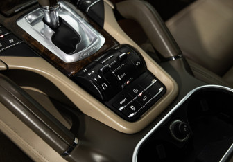 Подержанный автомобиль Porsche Cayenne 2010 года (21 фото)