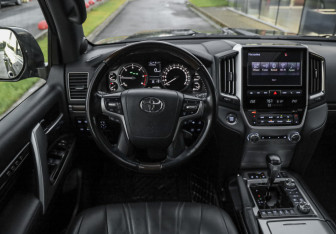 Подержанный автомобиль Toyota Land Cruiser Suv 2020 года (14 фото)