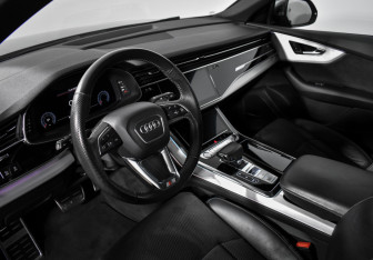 Подержанный автомобиль Audi Q8 2019 года (9 фото)