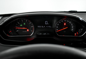 Подержанный автомобиль Peugeot 208 2013 года (17 фото)