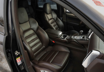 Подержанный автомобиль Porsche Cayenne 2010 года (31 фото)