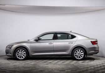 Подержанный автомобиль Skoda Superb Liftback 2018 года (8 фото)