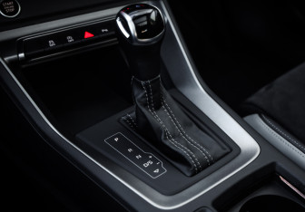 Подержанный автомобиль Audi Q3 2021 года (19 фото)