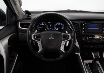 Подержанный автомобиль Mitsubishi Pajero Sport 2018 года (10 фото)