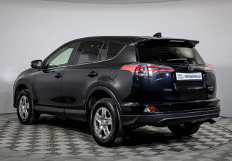 Подержанный автомобиль Toyota RAV4 2015 года (8 фото)