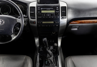 Подержанный автомобиль Toyota Land Cruiser Prado 2003 года (12 фото)