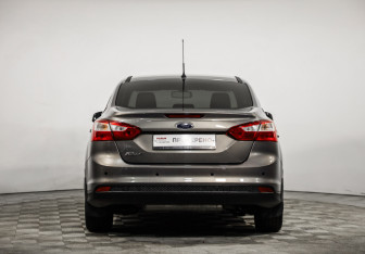 Подержанный автомобиль Ford Focus Sedan 2013 года (6 фото)