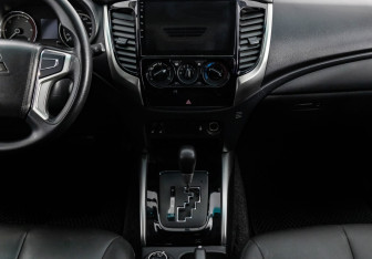 Подержанный автомобиль Mitsubishi L200 2022 года (16 фото)