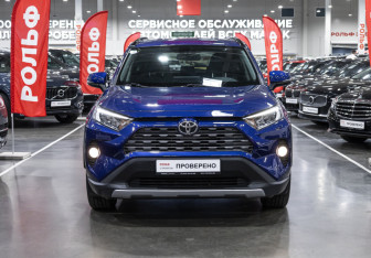 Подержанный автомобиль Toyota RAV4 2021 года (3 фото)