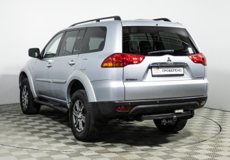 Подержанный автомобиль Mitsubishi Pajero Sport 2011 года (7 фото)